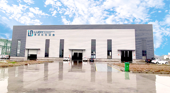 關(guān)于魯?shù)鲜? ></dt>
            <dd>
                <p>
                    江蘇魯?shù)鲜O(shè)備有限公司是一家集研發(fā)，設(shè)計(jì)、生產(chǎn)、銷(xiāo)售和服務(wù)為一體的現(xiàn)代技術(shù)企業(yè)。涵蓋石油和天然氣行業(yè)，涉及油田，氣田及水處理環(huán)保等領(lǐng)域。 <br>
                    公司致力于成為油田設(shè)備領(lǐng)域的行業(yè)領(lǐng)跑者，產(chǎn)品包含分離器，換熱器等地面測(cè)試設(shè)備和水處理等環(huán)保設(shè)備，立足于全國(guó)市場(chǎng)，緊密結(jié)合油氣行業(yè)上中下游不同特點(diǎn)，深挖客戶(hù)應(yīng)用。公司擁有強(qiáng)大的工程制造和設(shè)計(jì)制造能力。我們?cè)谀崛绽麃?、俄羅斯、泰國(guó)、緬甸、沙特阿拉伯等許多國(guó)家都有成功的項(xiàng)目經(jīng)驗(yàn)。<br>
                    魯?shù)鲜劳袕?qiáng)大的研發(fā)實(shí)力，融合世界前沿的技術(shù)理念，快速響應(yīng)客戶(hù)的變化需求，為行業(yè)客戶(hù)提供先進(jìn)、可靠、安全、高質(zhì)量、的成套工程設(shè)施和產(chǎn)品解決方案，以及相關(guān)軟硬件產(chǎn)品、平臺(tái)及服務(wù)。
                </p>
                <a href=